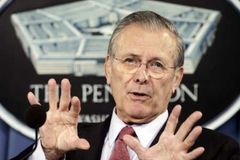 Rumsfeld se vyhne Německu. Kvůli žalobě