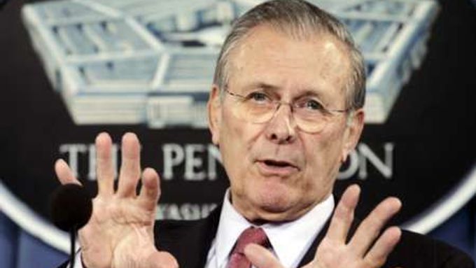 Rumsfeld, jenž nyní čelí prudké kritice ze strany několika penzionovaných důstojníků kvůli řízení armády a chaotické situaci v Iráku, sice metody výslechů včetně zlého zacházení nenařídil, ale povolil je, píše se podle Boston Globe v armádní zprávě.