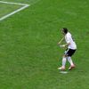 Mesut Özil proměňuje penaltu v semifinálovém utkání Eura 2012 mezi Německem a Itálií.