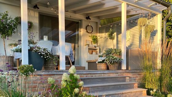 Provizorní dům rodině rozmlouvali. Teď vedle něj staví svůj vysněný domov