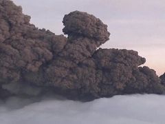 Při sopečných erupcích se do atmosféry dostávají nejenom prachové částice ale i jedovatý kysličník siřičitý