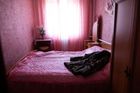 Pohled do pokoje bytu, v němž Oleksandr Macijevskij žil. Na posteli leží jeho kabát, ve kterém jej Rusové loni 30. prosince zastřelili. Jeho totožnost potvrdila ukrajinská tajná služba SBU.