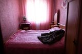 Pohled do pokoje bytu, v němž Oleksandr Macijevskij žil. Na posteli leží jeho kabát, ve kterém jej Rusové loni 30. prosince zastřelili. Jeho totožnost potvrdila ukrajinská tajná služba SBU.