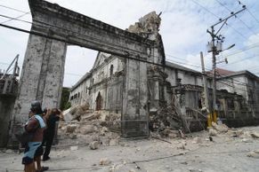 Jih Filipín paralyzovalo smrtící zemětřesení
