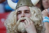 Slavil tedy tento islandský fanoušek ve vikingské masce,...