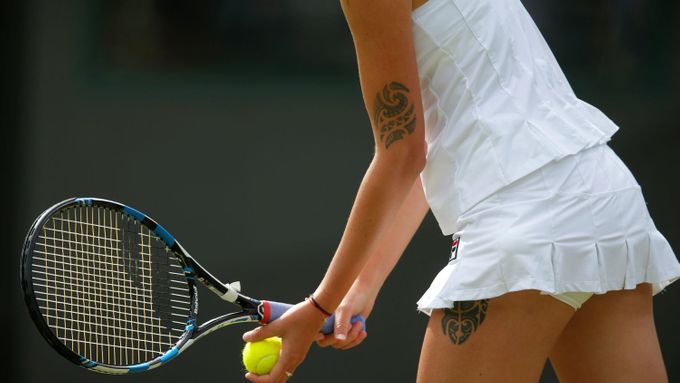 V bílém oblečení tak typickém pro Wimbledon tetování Karolíny Plíškové ještě víc vynikne.