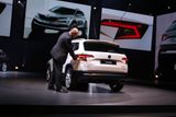Karl Neuhold, vedoucí designu ve Škoda Auto ukazuje linie nového modelu.