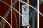 Trumpova zeď se otřásá. Část plotu na hranici s Mexikem vyvrátil vítr