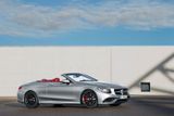 Mercedes-Benz letos slaví 130. výročí. Jedním z modelů odkazujících na toto jubileum bude luxusní kabriolet AMG S 65 4Matic Edition 130. K poznání bude díky speciálnímu laku, červené střeše a samozřejmě příslušné plaketce.