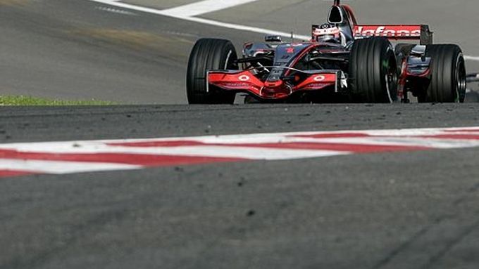 Fernando Alonso s McLarenem na trati ve Spa při tréninku na Velkou cenu Belgie.