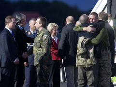 Ministr obrany Martin Stropnický vítá na berlínském letišti Josefa Přerovského, kterého jako člena pozorovatelského týmu OBSE zadržovali osm dnů proruští separatisté