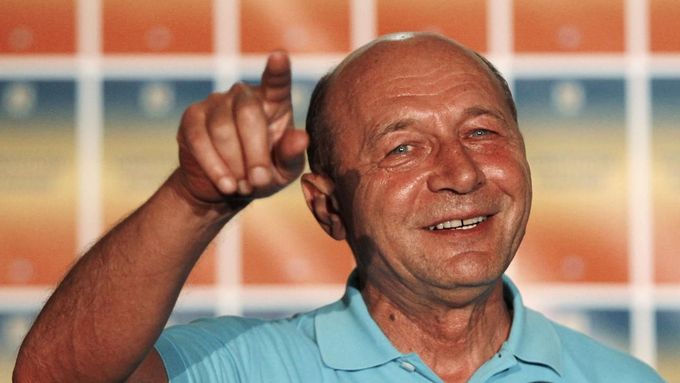 Usmívající se prezident Traian Basesku. Účast pouhých 44 procent voličů v referendu pro něj znamená vítězství a pokračování v prezidentské funkci do roku 2014.