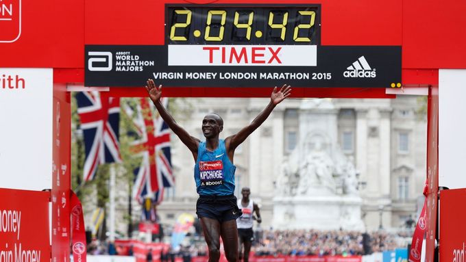 Eliud Kipchoge slaví vítězství v Londýnském maratonu.
