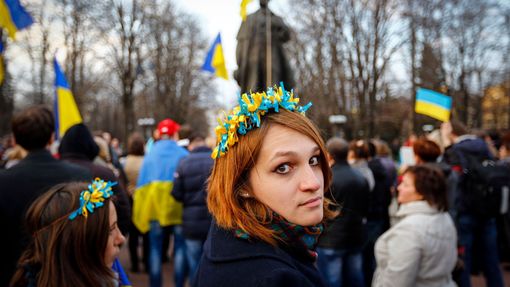 A woman wearing a national flower crown looks back as she attends a pro-Ukrainian rally in Luhansk, eastern Ukraine April 15, 2014.