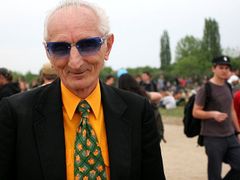 Pan František přišel akci také podpořit. Věkem vyčníval, ale mezi mladými se cítí dobře, jak říkal. S úsměvem přiznal, že kouří marihuanu druhým rokem.
