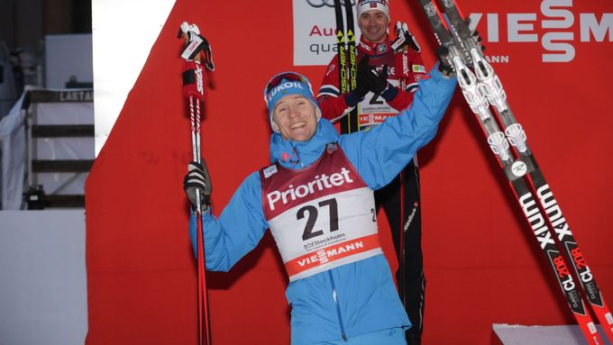 Nikita Krjukov slaví vítězství ve sprintu ve Stockholmu.