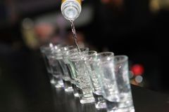 Většina Čechů se dříve napije alkoholu, než dostane občanku