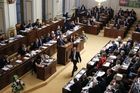 Sněmovna znovu nevybrala zástupce ombudsmanky, Zemanův kandidát skončil v prvním kole