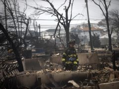Hasič uprostřed trosek v Queensu v New Yorku