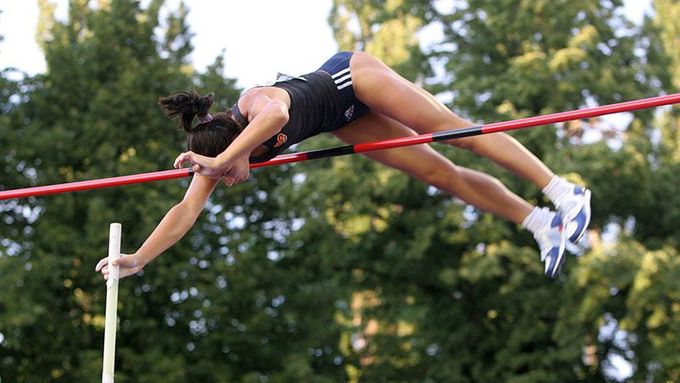 Kateřina Baďurová překonává laťku ve výšce 4,66 metru a ustavuje tak nový český rekord.