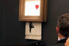 Majitelka Banksyho napůl skartovaného obrazu si jej ponechá. Umělec dílo přejmenoval