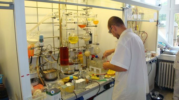 Laboratoř Ústavu organické chemie a biochemie Akademie věd. Z poznatků základního výzkumu tu vznikají velmi užitečné sloučeniny. Například léky proti AIDS.