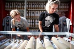 Rusové chtěli vyrábět protiturecká trička. Turci je ale kvůli sankcím nemohou dodat