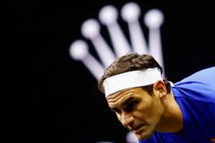 Zkrvavený Federer za šicím strojem. Velikán čelí útokům, viní ho z chamtivosti