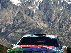 Francois Duval se Škodou Fabia WRC na trati druhé etapy Korsické rallye.