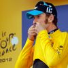 Britský cyklista Bradley Wiggins se raduje z vítězství v 19. etapě Tour de France 2012.