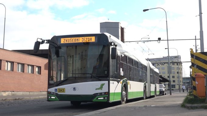 Dopravní podnik testuje v Praze kloubový trolejbus