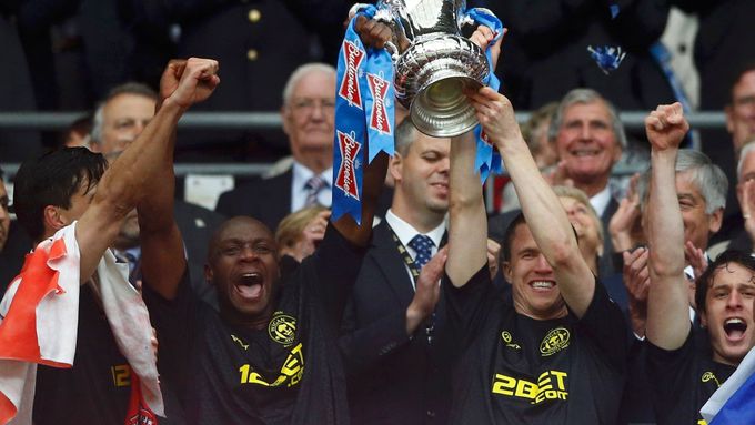 Fotbalisté Wiganu dotáhli své senzační tažení FA Cupem k zisku trofeje