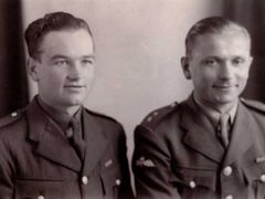 Nerozluční přátelé Jan Kubiš a Josef Gabčík - paraskupina ANTHROPOID - před odletem do okupované vlasti (prosinec 1941).