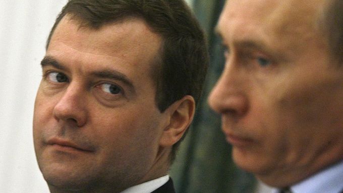 Dmitrij Medveděv a Vladimir Putin na poslední schůzce v Kremlu před nedělními prezidentskými volbami