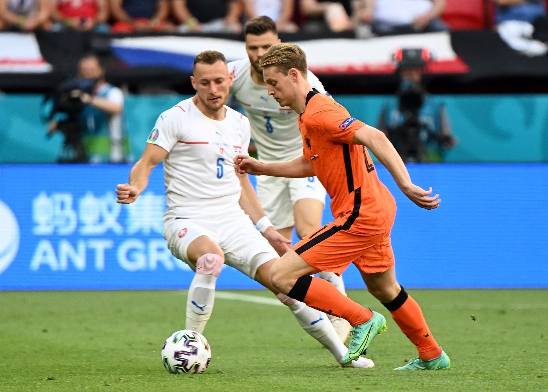 Vladimír Coufal a Frenkie de Jong  v osmifinále Nizozemsko - Česko na ME 2020