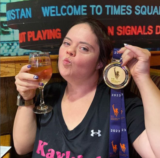 Kayleigh Williamsonová s medailí za Newyorský maraton