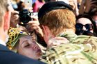 FOTO Princ Harry se loučil s Austrálií polibkem od fanynky