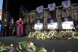 Arcibiskup Dominik Duka před fotografiemi zesnulých hokejistů.