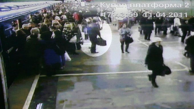 Televize ukázala záběry z bezpečnostních kamer, které zachytily muže, jenž 11. dubna odpálil v minském metru ve stanici Oktjabrskaja bombu.