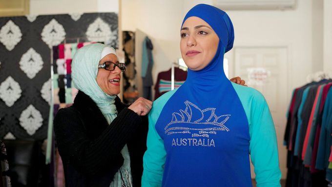 Návrhářka Aheda Zanetti upravuje jeden ze svých modelů plavek "burkiny" na modelce ve svém obchodě v Sydney.
