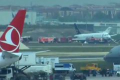 VIDEO V Istanbulu nouzově přistálo letadlo s hořícím motorem