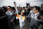 Oheň už je v Koreji. První členkou štafety s pochodní se stala třináctiletá krasobruslařka