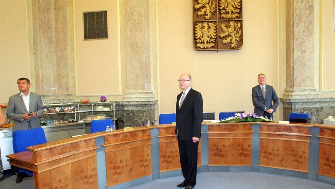Premiér Bohuslav Sobotka a místopředsedové vlády Andrej Babiš a Pavel Bělobrádek.