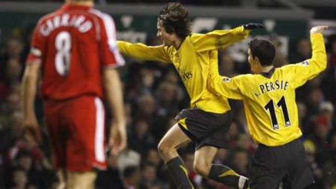Tomáš Rosický a Robin Van Persie (vpravo) z Arsenalu slaví Rosického gól v síti Liverpoolu.