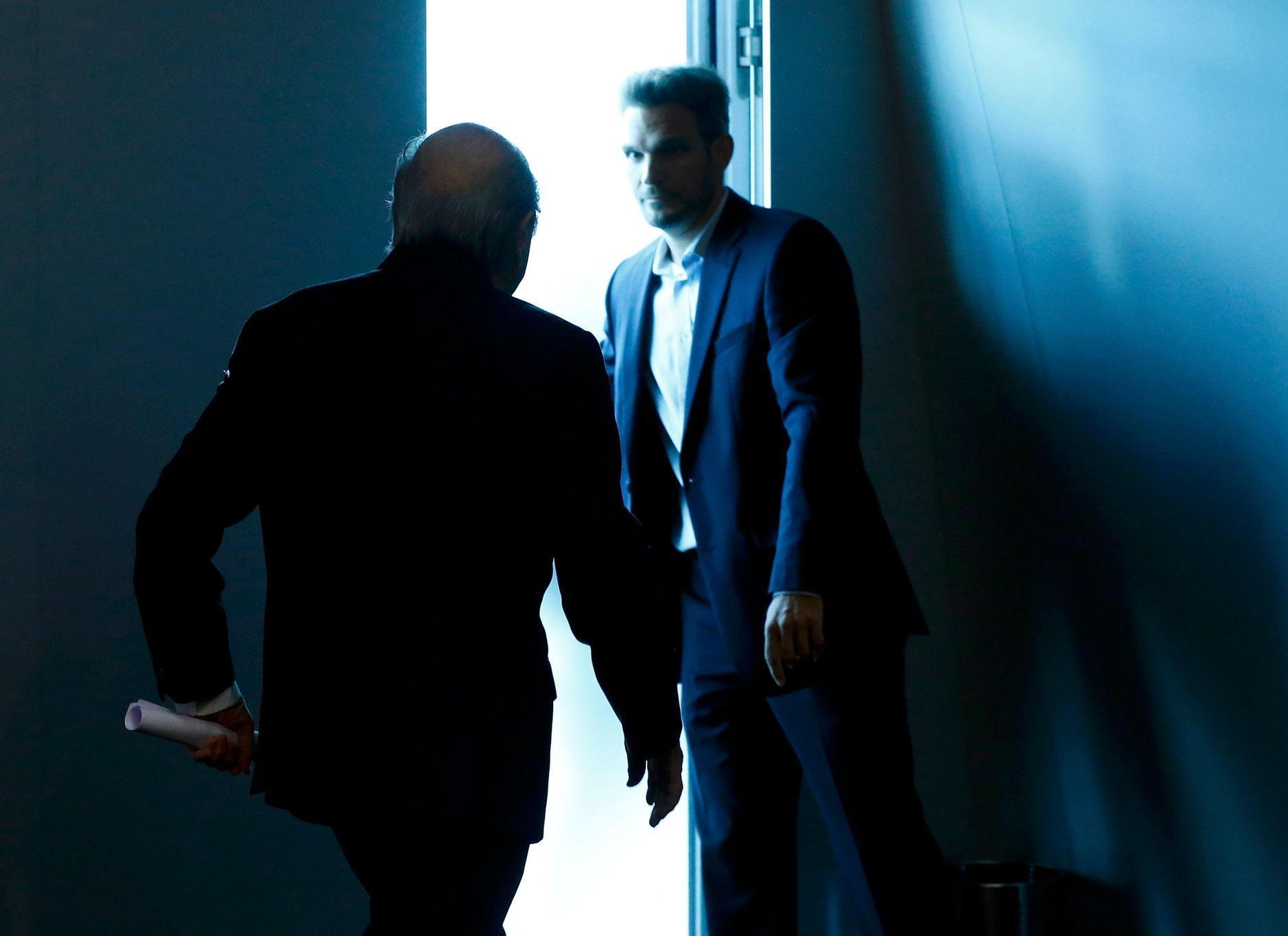 Prezident FIFA Blatter odchází poté, co oznámil svou rezignaci.
