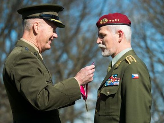 Generál Petr Pavel (vpravo) dostává v březnu 2018 vysoké americké vojenské vyznamenání.  