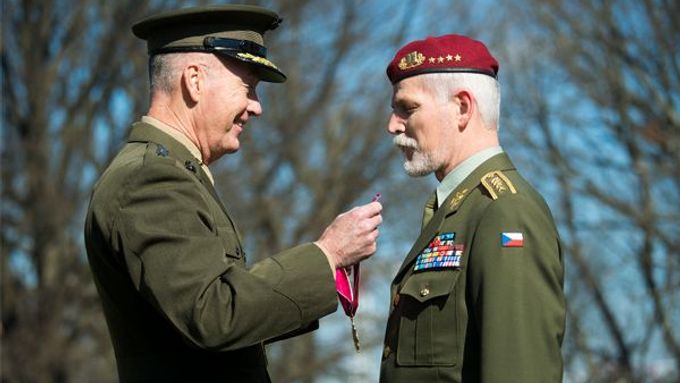 Generál Pavel přebírá nejvyšší americké vojenské vyznamenání pro cizince, tzv. Legion of Merit.