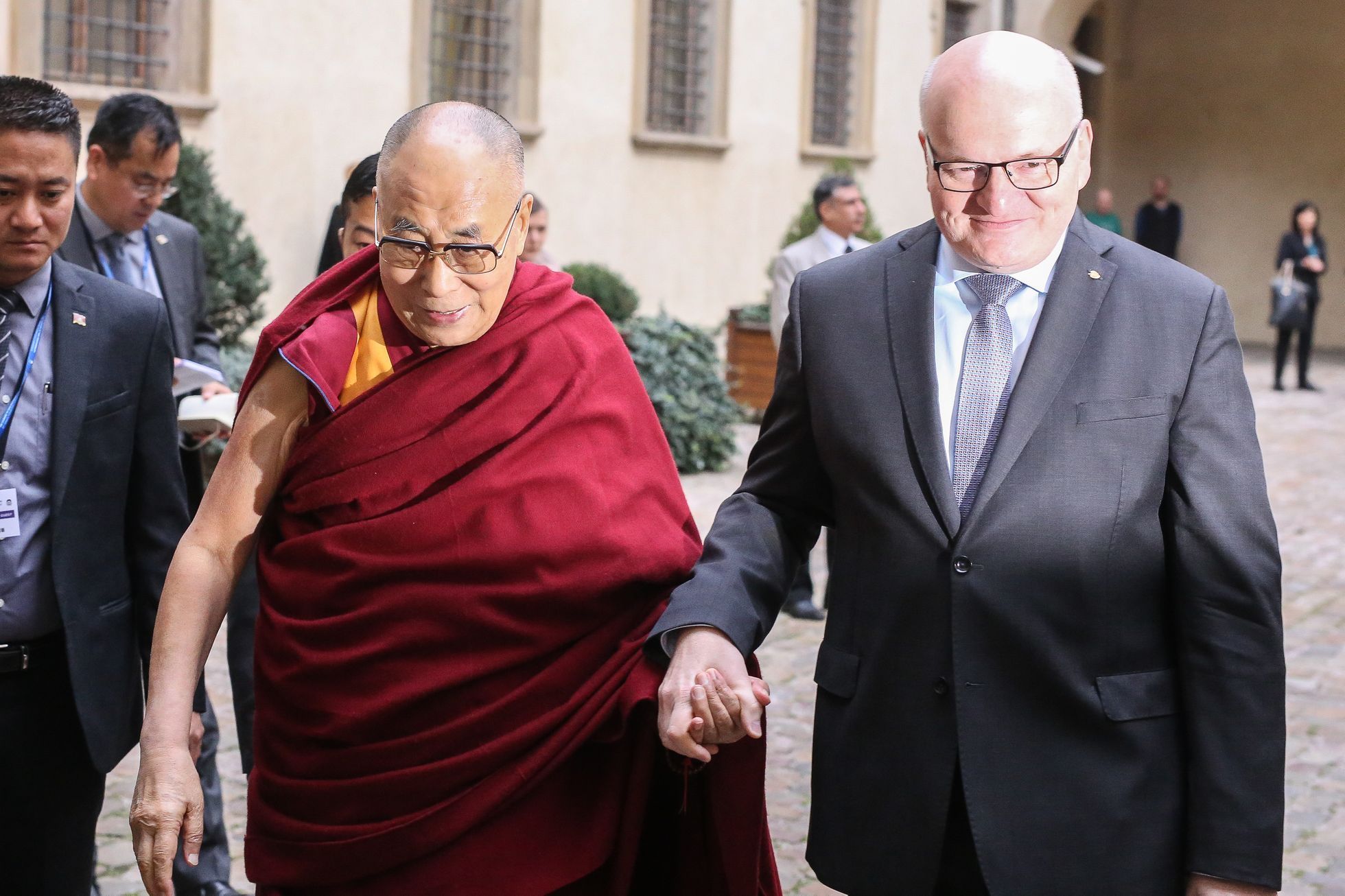 Dalajláma v Praze – setkání s ministrem kultury Danielem Hermanem