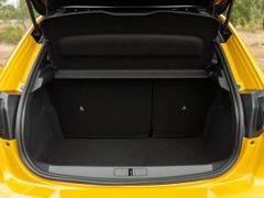 Kufr 208 je shodný jak u verze s benzinem a naftou, tak u elektromobilu. Rozdíl je v prostoru pod podlahou, který je u elektromobilu menší.