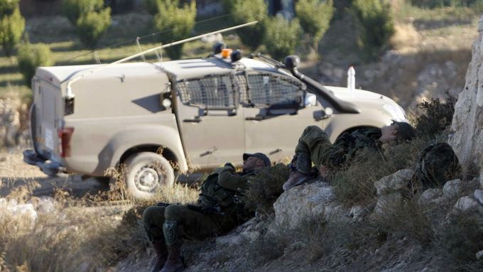 Izraelská armáda útočí na pozice palestinských radikálů kvůli vraždě studentů.